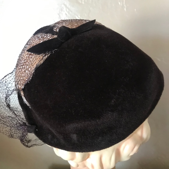 LOVELY 1950s\' BROWN VELOUR JULIET CAP WITH FEATHERS AND FULL SPIDER VEIL main image 10